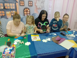 Мастер - класс с детьми и родителями "Зимние, новогодние чудеса" в рамках краевой акции "Три П: Понимаем, Принимаем, Помогаем". Мастер - класс с детьми и родителями "Зимние, новогодние чудеса" в рамках краевой акции "Три П: Понимаем, Принимаем, Помогаем".